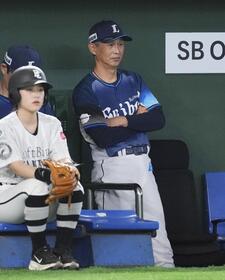 　９回、戦況を見守る西口監督