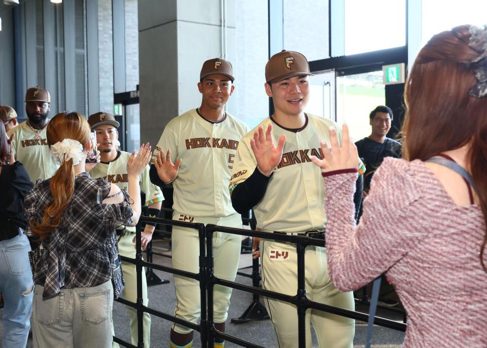 ウェルカムハイタッチでファンを迎える（右から）清宮幸、水谷、レイエス（撮影・中島達哉）