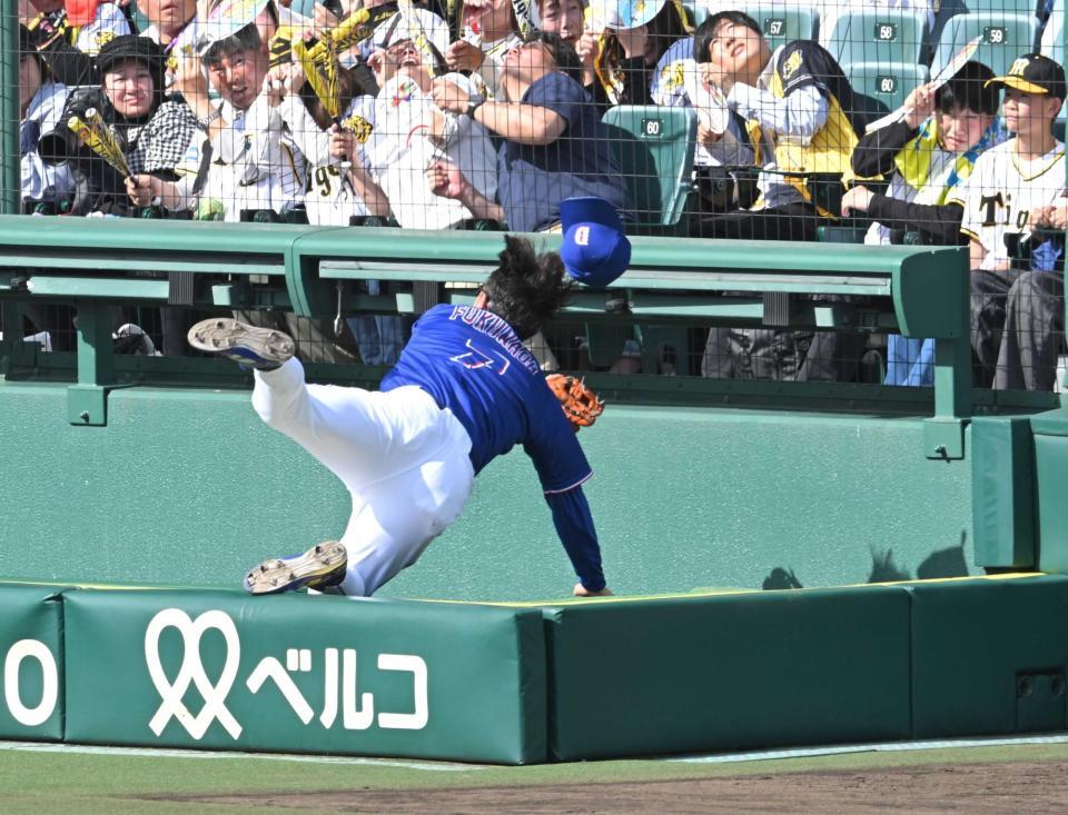 打球を追い、カメラマン席に飛び込む福永＝４月１８日、甲子園（撮影・飯室逸平）