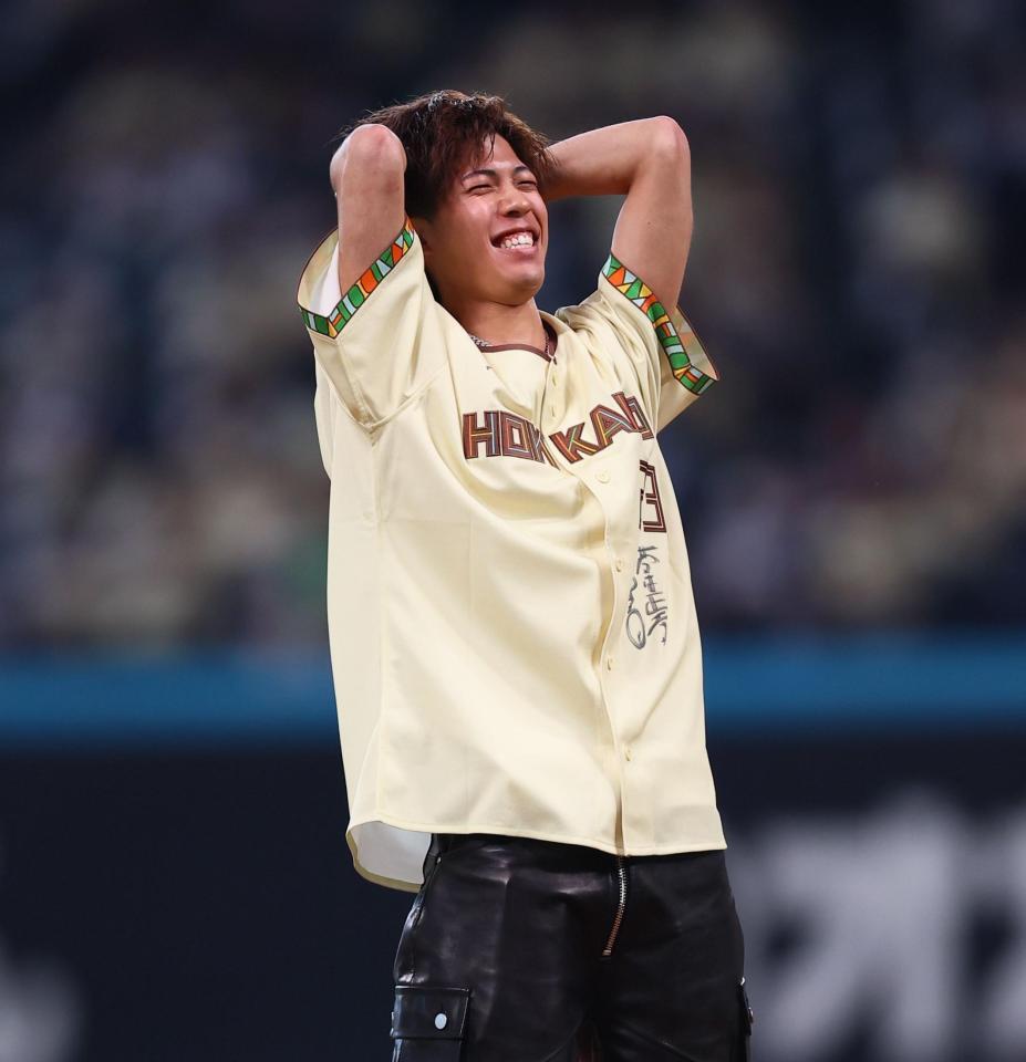 ファーストピッチセレモニーで投球し、大きく逸れて頭を抱える二階堂蓮（撮影・中島達哉）