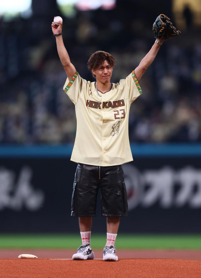 ファーストピッチセレモニーに登場した二階堂蓮（撮影・中島達哉）