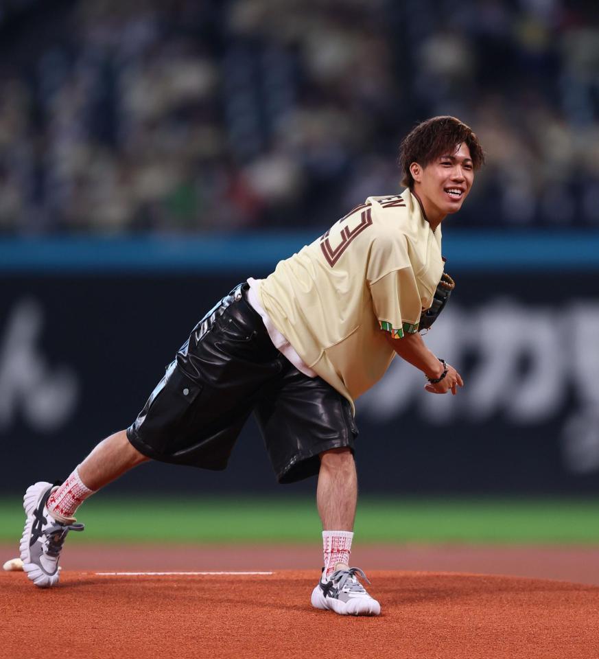 ファーストピッチセレモニーで投球する二階堂蓮（撮影・中島達哉）