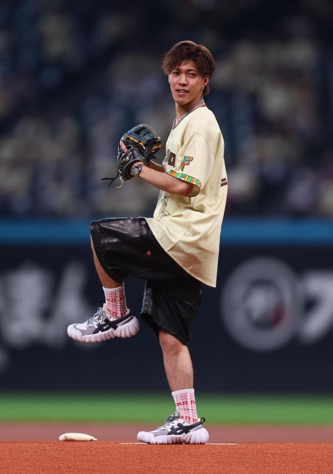 ファーストピッチセレモニーで投球する二階堂蓮（撮影・中島達哉）