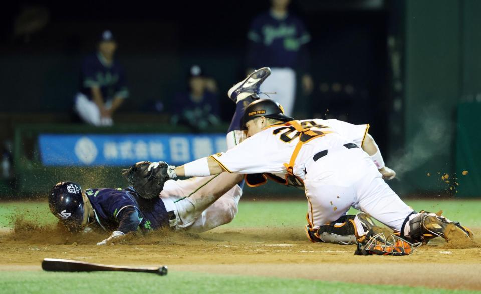 ８回、中村悠の二ゴロ野選でヤクルトの三走岩田が生還。捕手大城