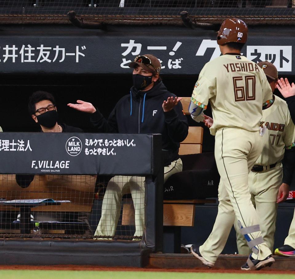 ３回、ソロを放った吉田（６０）を両手を広げながら迎える新庄監督（中央）＝撮影・中島達哉