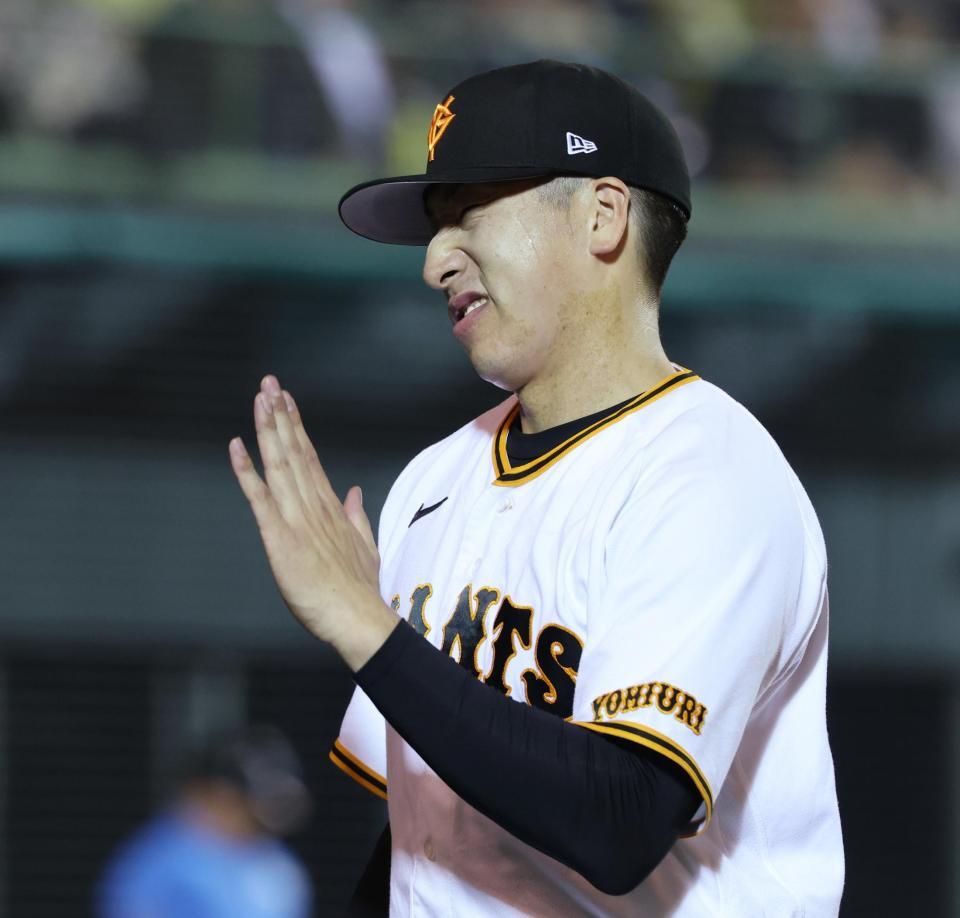 ８回、２失点しベンチに下がる大勢