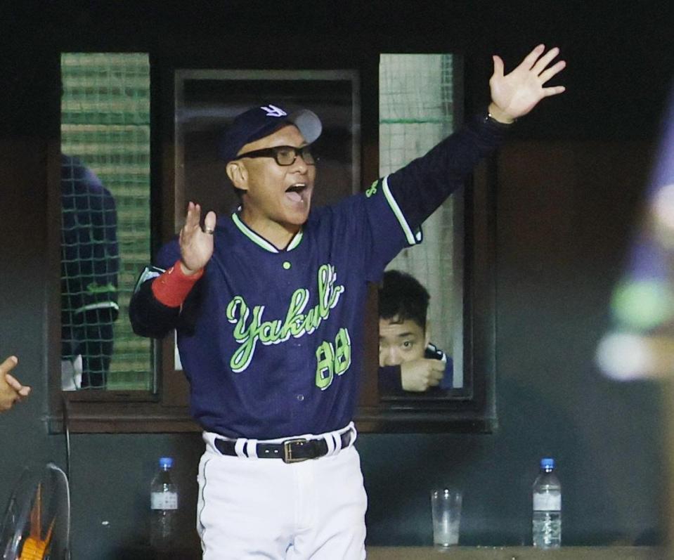 ９回、松下が生還し喜ぶ池山監督