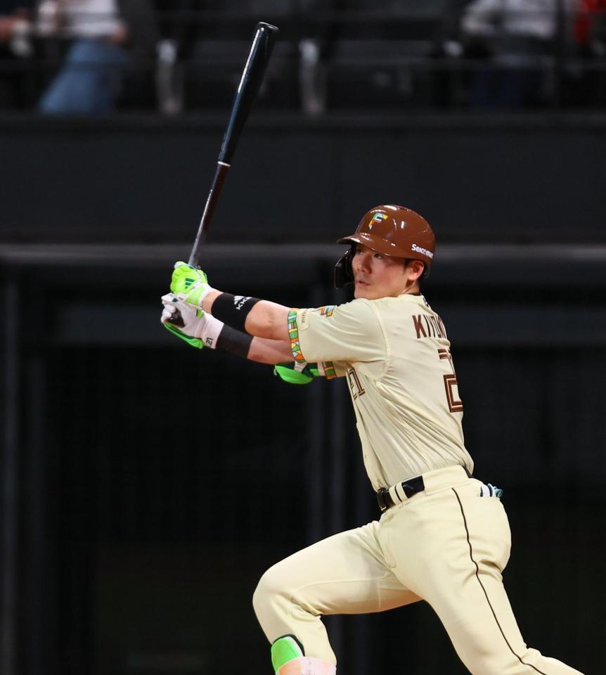 ３回、二塁打を放つ清宮幸（撮影・中島達哉）