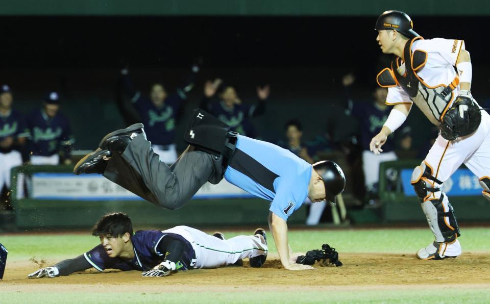 ９回、増田の遊ゴロ野選で松下が生還