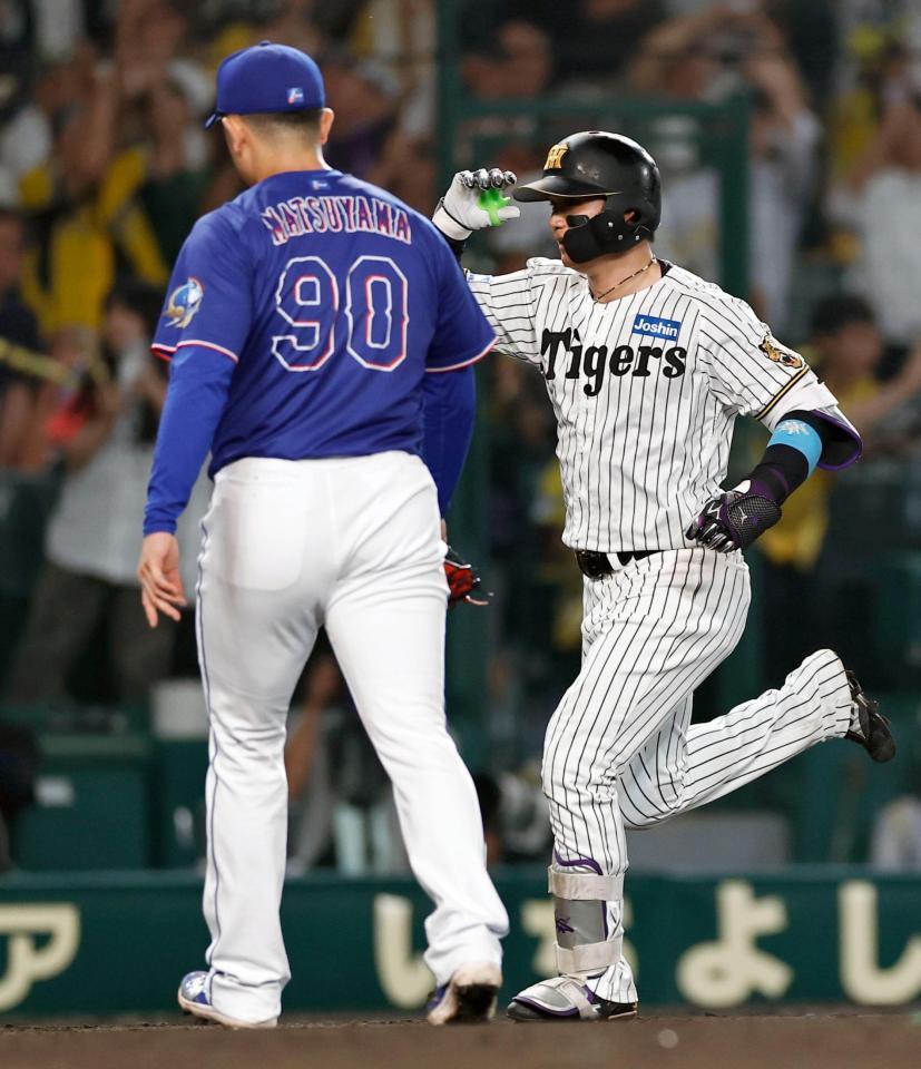 10回、中日・松山（左）からサヨナラ本塁打を放った阪神・森下＝甲子園