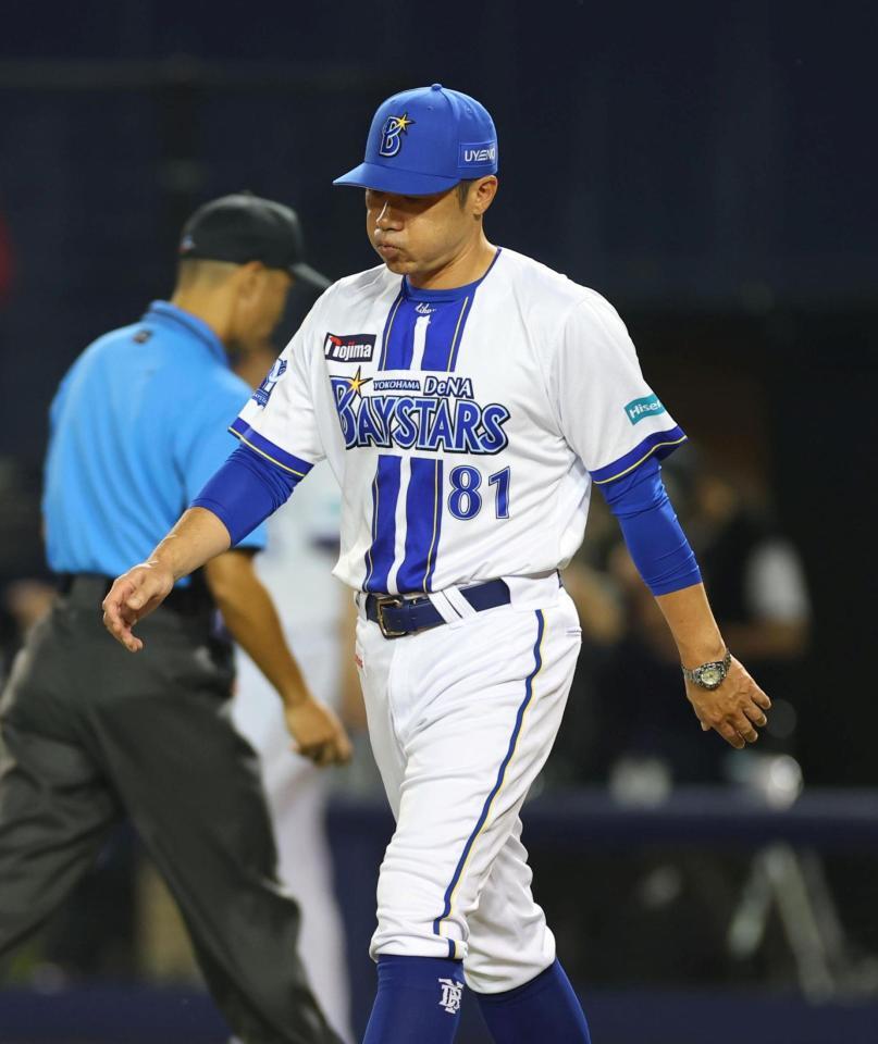 試合に敗れ、あいさつに向かう相川監督（撮影・石井剣太郎）