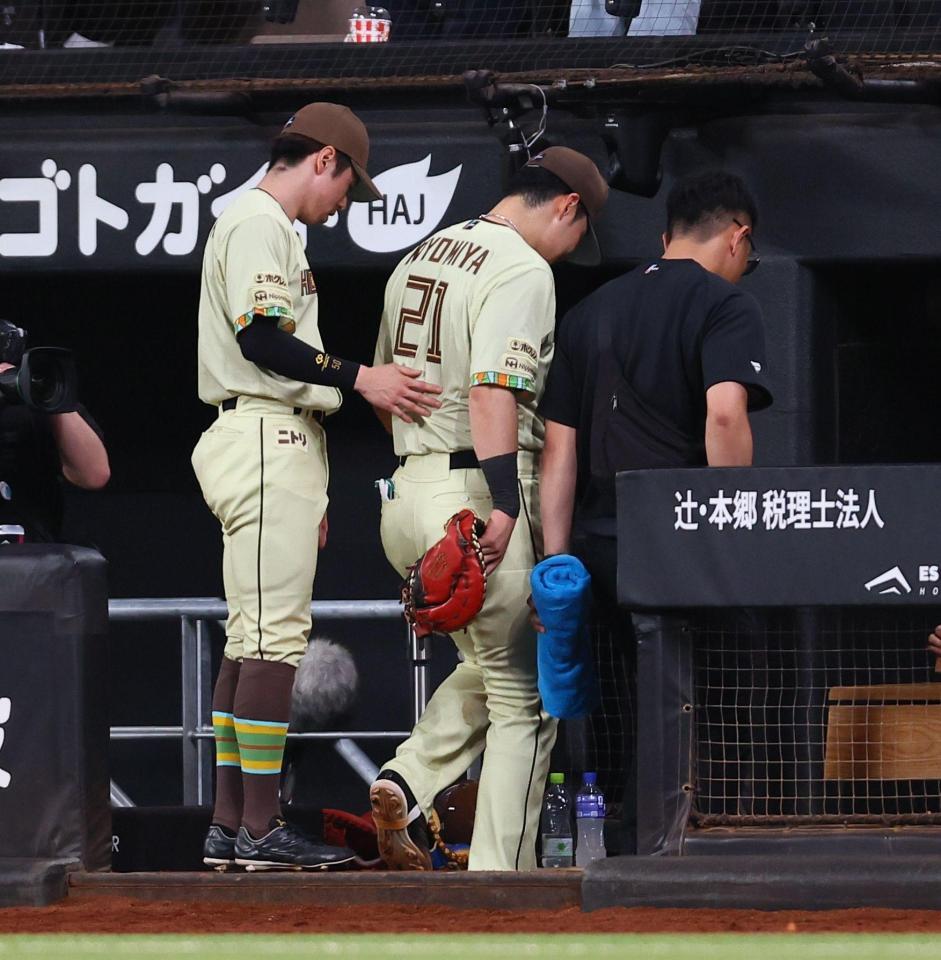 ８回、山中の打球を処理する際に負傷し、ベンチに下がる清宮幸（中央）＝撮影・中島達哉