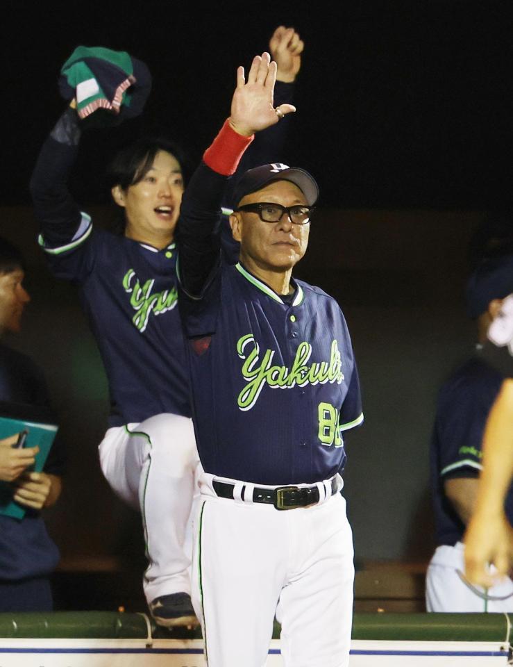 ８回、岩田が生還し同点、喜ぶヤクルトベンチと池山監督