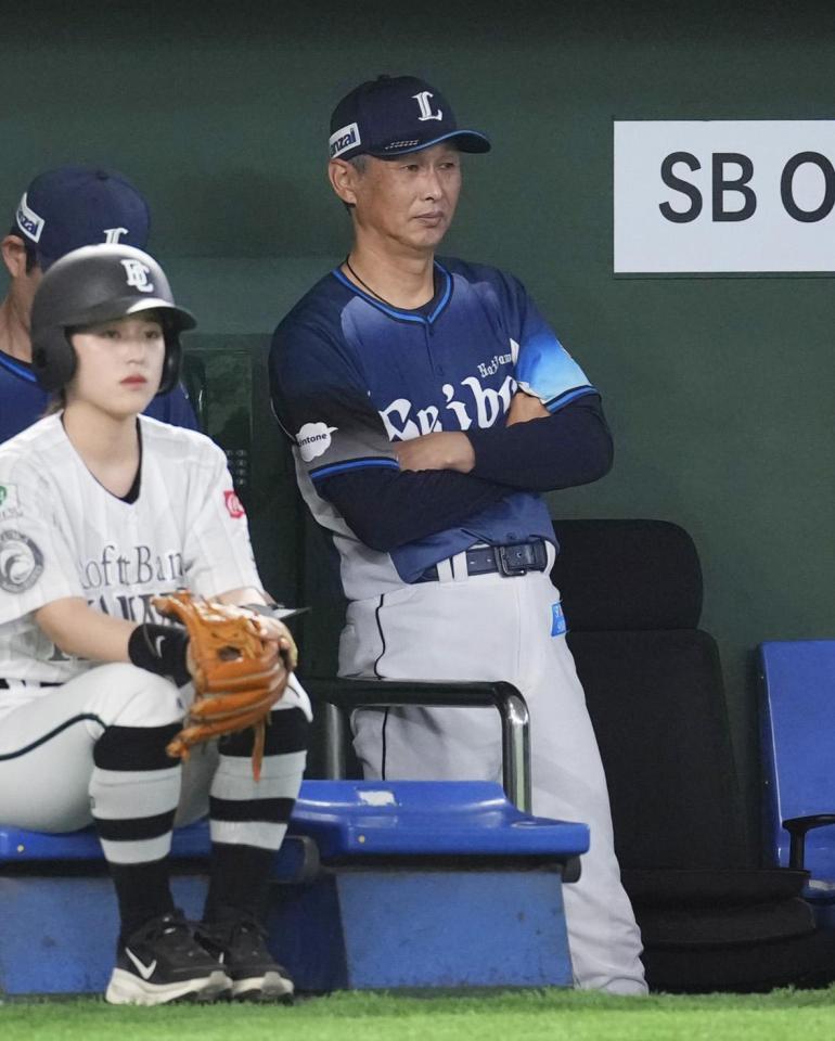 　９回、戦況を見守る西口監督
