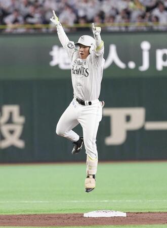 　４回、先制の２点二塁打を放ち、塁上でガッツポーズする海野