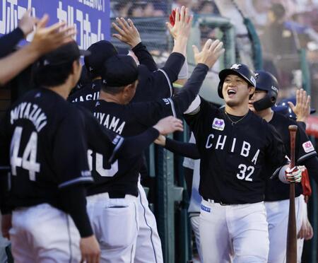 　４回、満塁本塁打を放ちナインに迎えられる佐藤（右手前）