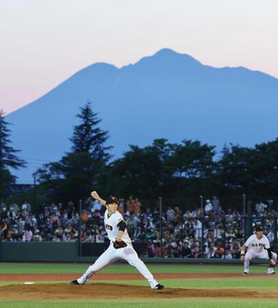 　４回、力投する戸郷。後方は岩木山