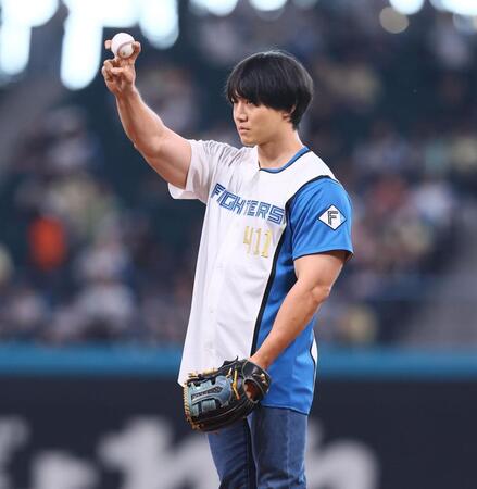 ファーストピッチセレモニーに登場したかけおち・青木マッチョ（撮影・中島達哉）