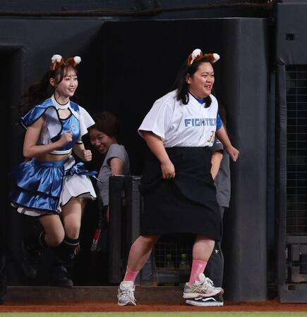 ファイターズガールときつねダンスの時間にかけ出す「ぼる塾」・田辺智加（右）＝撮影・中島達哉