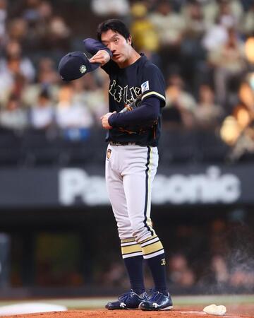１回、先制を許し、汗をぬぐう田嶋（撮影・中島達哉）