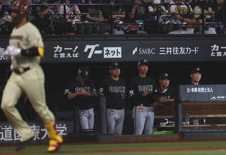 ７回、マルティネス（左）にソロを浴び、厳しい表情の岸田監督（右から２人目）＝撮影・中島達哉