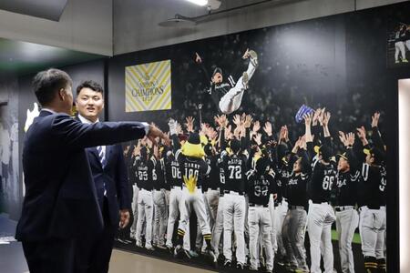 城島ＣＢＯの案内でドーム内を見学する佐々木麟太郎（球団提供）
