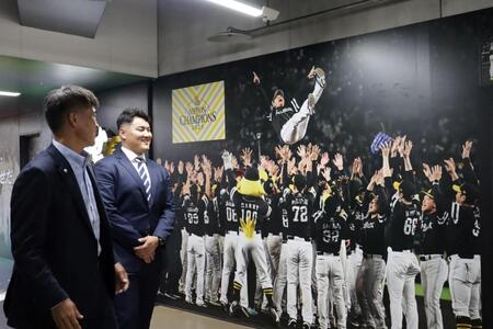 城島ＣＢＯの案内でドーム内を見学する佐々木麟太郎（球団提供）
