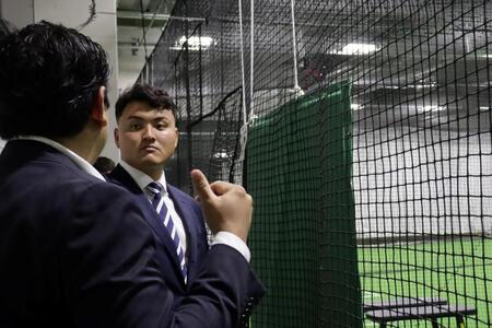 ドーム内を見学する佐々木麟太郎（球団提供）