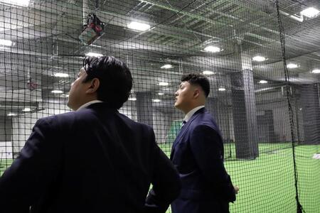ドーム内を見学する佐々木麟太郎（球団提供）