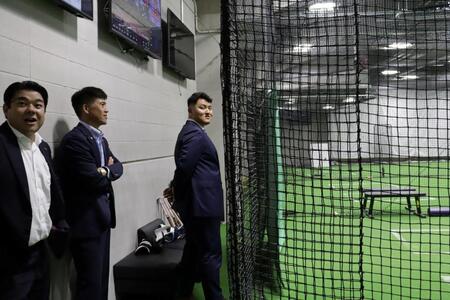 城島ＣＢＯの案内でドーム内を見学する佐々木麟太郎（球団提供）