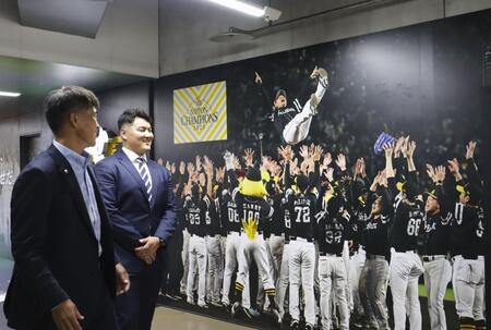 　みずほペイペイドームを訪れた米スタンフォード大の佐々木麟太郎内野手＝１日（ソフトバンク球団提供）