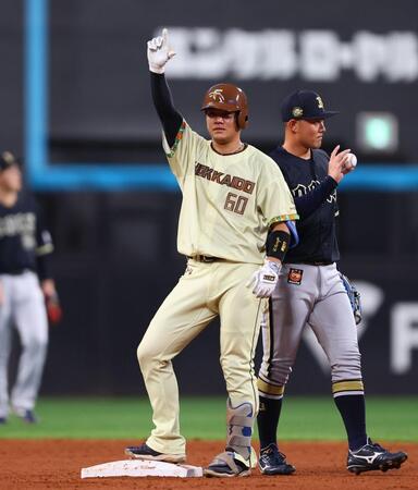 ８回、適時二塁打を放ち、ポーズを決める吉田（撮影・中島達哉）