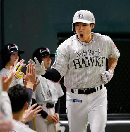 ５回、本塁打を放ちナインに迎えられる柳田