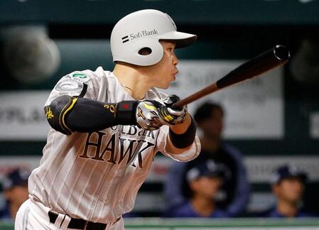４回、近藤が左中間に２点二塁打を放つ