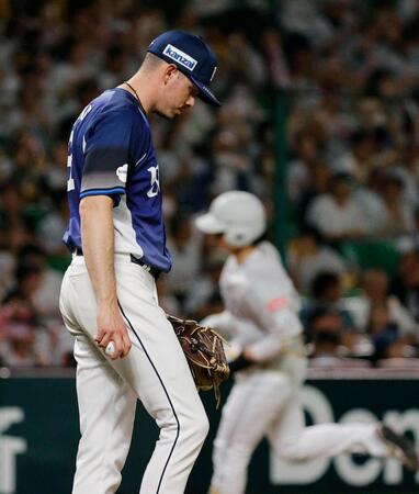 １回、正木（右）に先頭打者本塁打を浴びたワイナンス