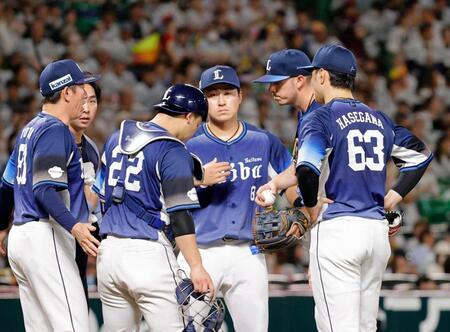 ３回、追加点を許したワイナンス（右から２人目）のもとに集まる西武ナイン