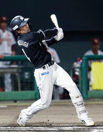 ６回、友杉が右前に適時打を放つ
