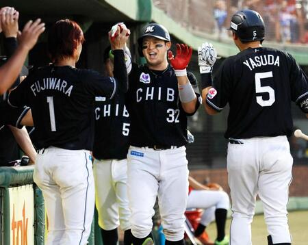 ３回、先制の２ランを放ちナインに迎えられる佐藤（中央）