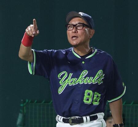 ４回、キャベッジへの警告について審判と話す池山監督