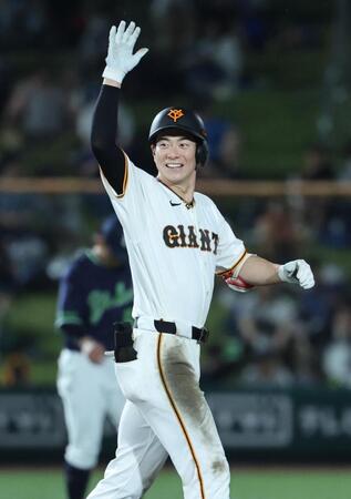 ７回、勝ち越し打を放ちポーズをとる松本