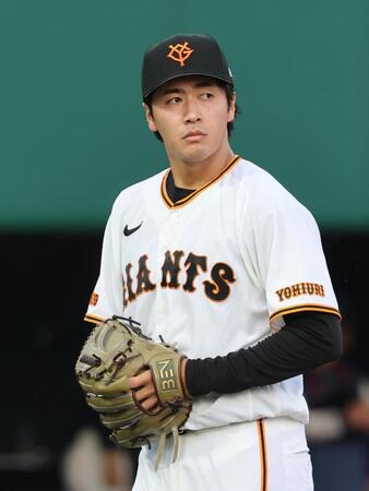 １回を投げ終えベンチに戻る西舘