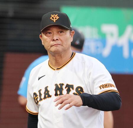 ２回、投手の交代を告げた橋上監督代行