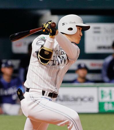 ３回、柳町が右中間に２点二塁打を放つ
