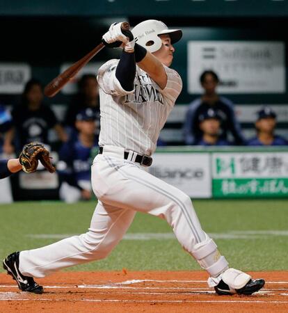 １回、栗原が左越えに２ランを放つ