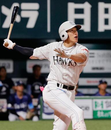 ５回、柳田が右越えに本塁打を放つ