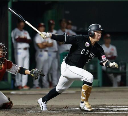 ６回、寺地が右翼線へ適時二塁打を放つ