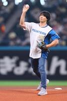 ファーストピッチセレモニーで投球するかけおち・青木マッチョ（撮影・中島達哉）