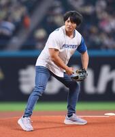ファーストピッチセレモニーで投球するかけおち・青木マッチョ（撮影・中島達哉）