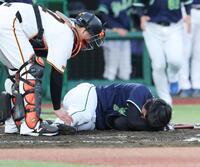 ２回、頭部に死球を受け倒れた松下。捕手・岸田
