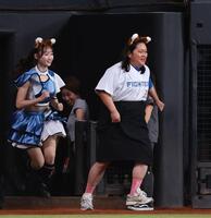 ファイターズガールときつねダンスの時間にかけ出す「ぼる塾」・田辺智加（右）＝撮影・中島達哉
